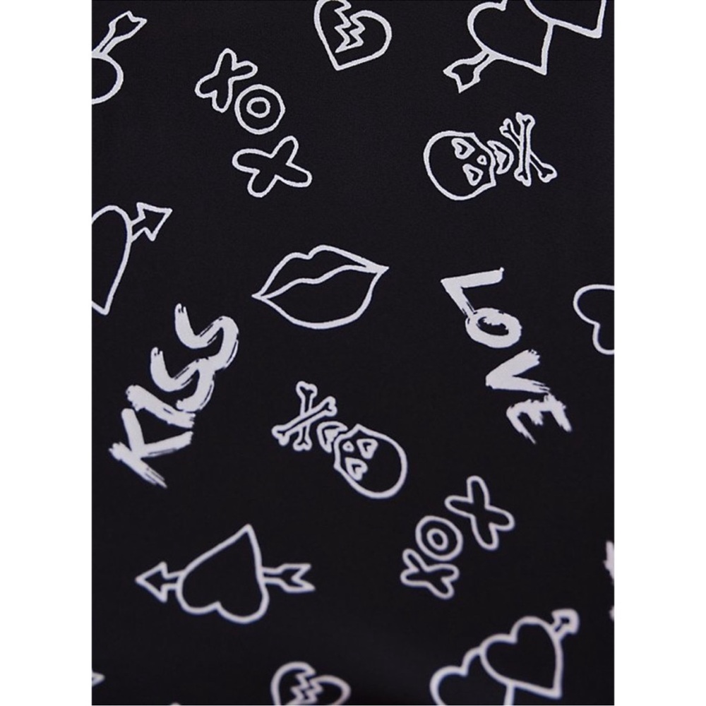 NWT Torrid Betsey Johnson Tunic Blouse Skull Hearts Black Long Sleeve Plus 30 - Picture 4 of 9